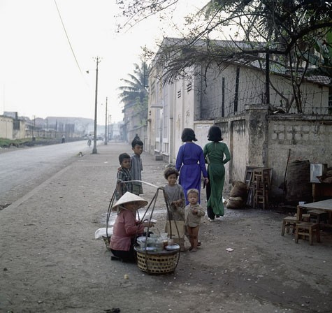 Những đứa trẻ vây quanh một gánh hàng quà vặt trên đường Phạm Ngũ Lạo, gần ga tàu hỏa.